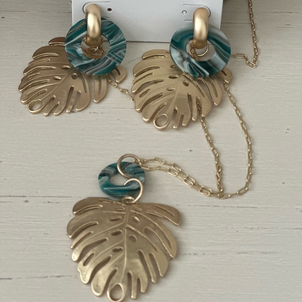 Brand new stunning necklace and earring set!